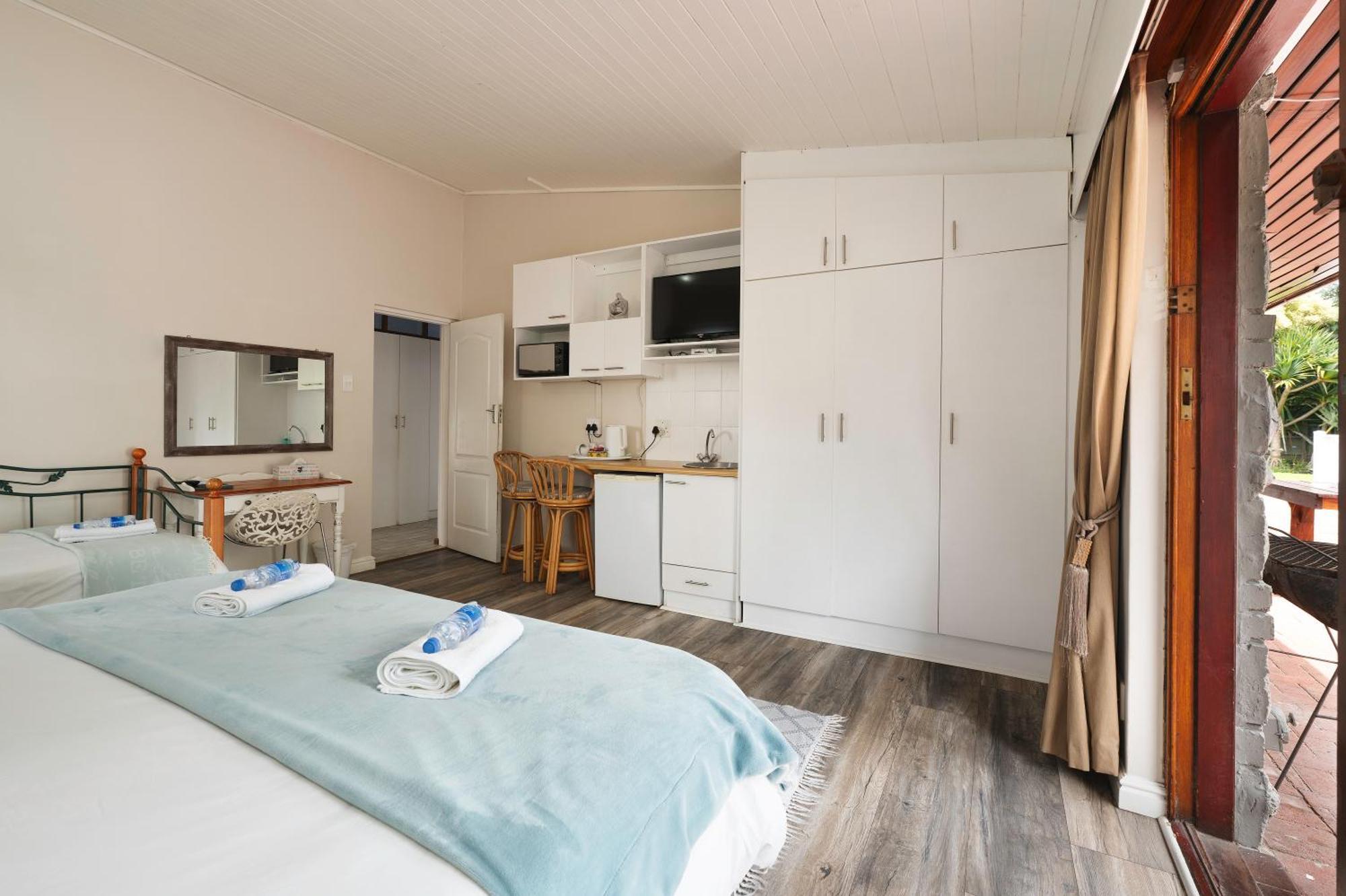 Admirals Lodge Guest House And Brightways Self Catering Apartments Port Elizabeth Exterior photo