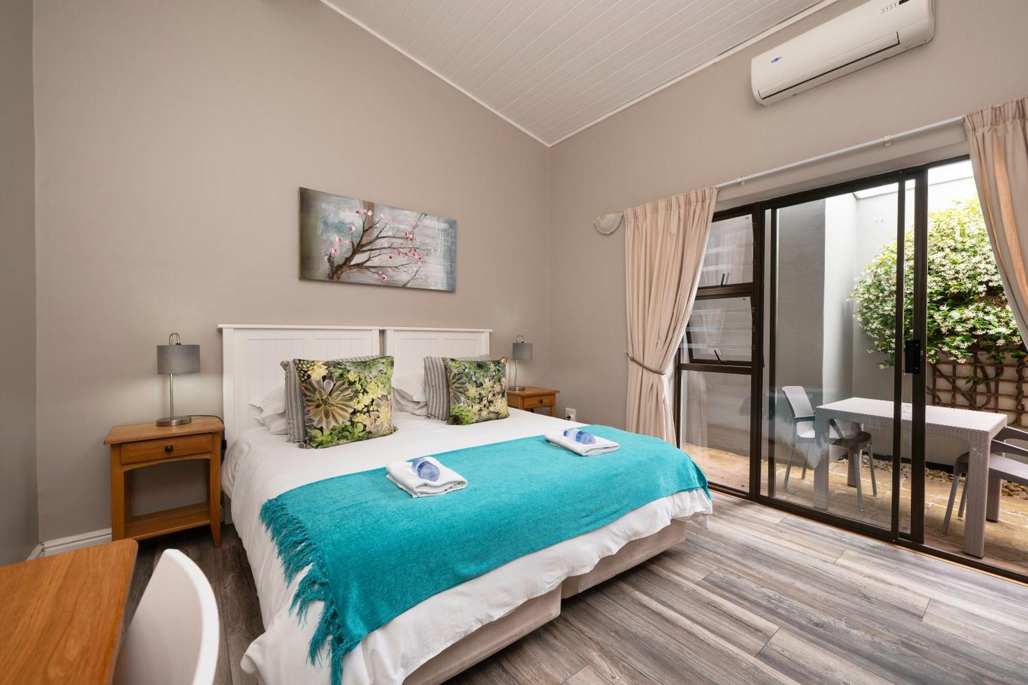 Admirals Lodge Guest House And Brightways Self Catering Apartments Port Elizabeth Exterior photo
