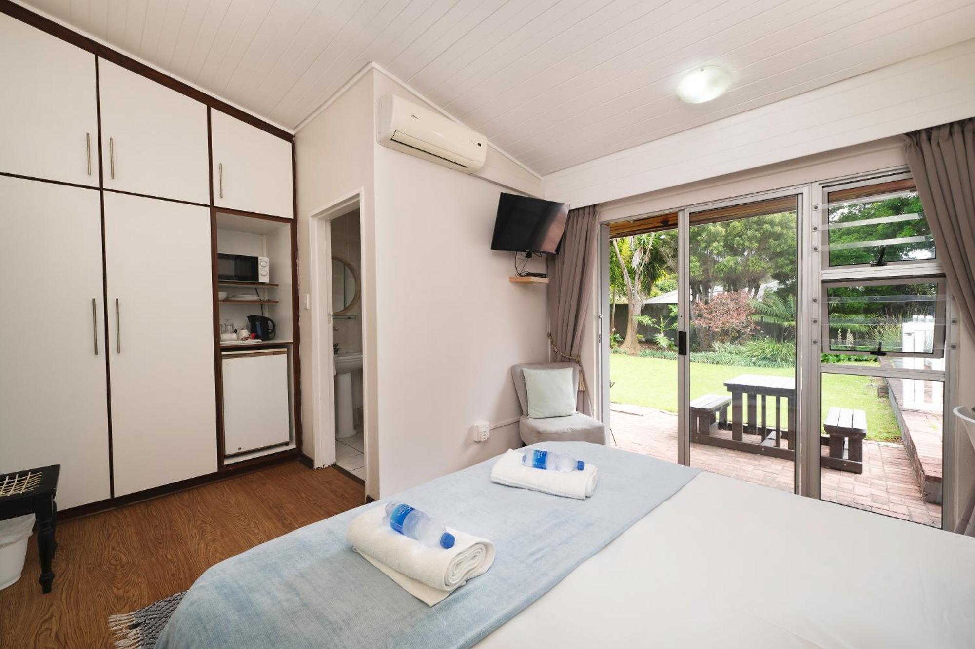 Admirals Lodge Guest House And Brightways Self Catering Apartments Port Elizabeth Exterior photo