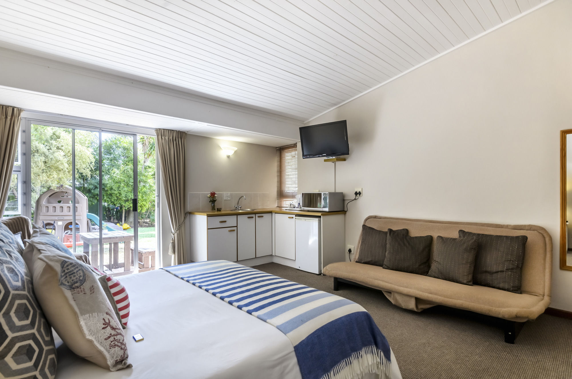 Admirals Lodge Guest House And Brightways Self Catering Apartments Port Elizabeth Exterior photo